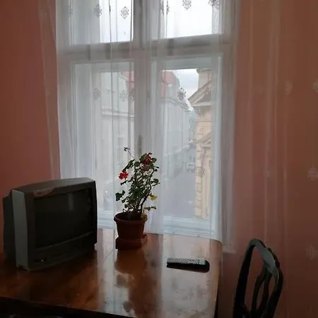 La 2 Pasi De Biserica Neagra