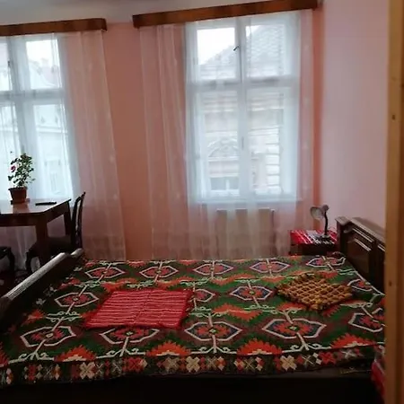 Apartment La 2 Pasi De Biserica Neagra