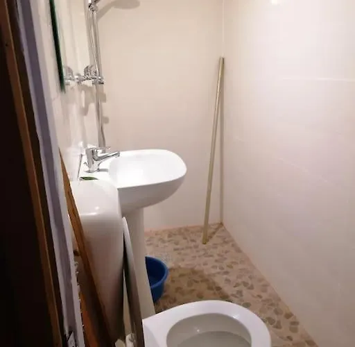 La 2 Pasi De Biserica Neagra *